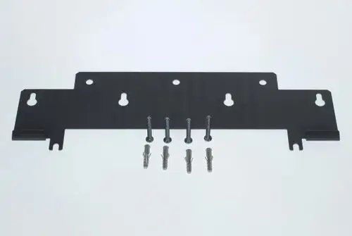 Schwarze Metallplatte mit mehreren Löchern für Schrauben, dazu vier Schrauben und zwei Dübel. Produkt von Bosch zur Montage oder Befestigung.